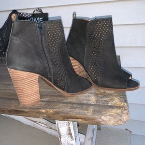 Lucky Brand opens toe black booties